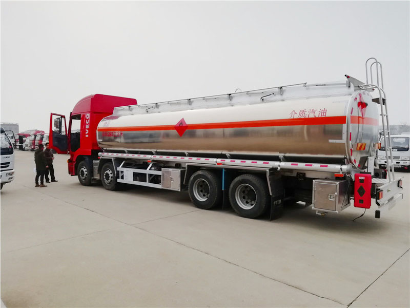 上汽紅巖29.7方前四后八鋁合金運油車，20噸運油車